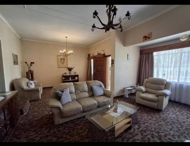 6 BEDROOM HOUSE FOR SALE IN BEZUIDENHOUT VALLEY